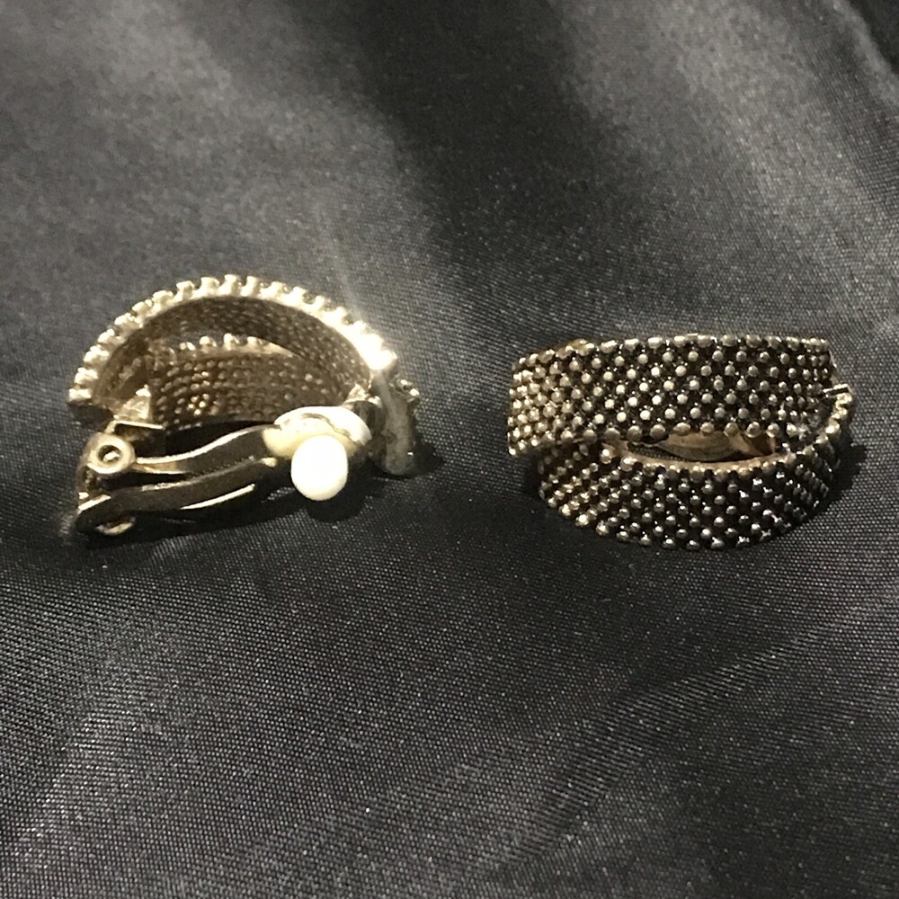 Earrings Gold & Black Tone Vintage Ribbed Women’s Classic Clip On Retro .75"